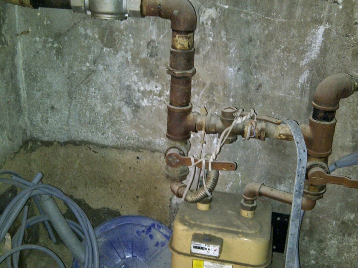 Hot water cylinder installation